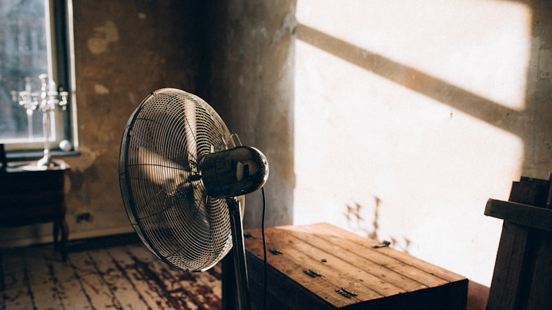 部屋が暑い原因は?夏にすぐできる対策と涼しく過ごす工夫をわかりやすく解説
