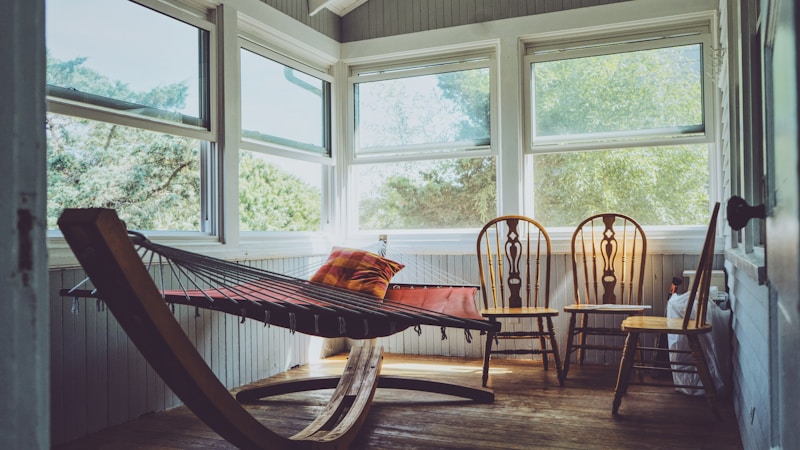 部屋が暑い原因は?夏にすぐできる対策と涼しく過ごす工夫をわかりやすく解説