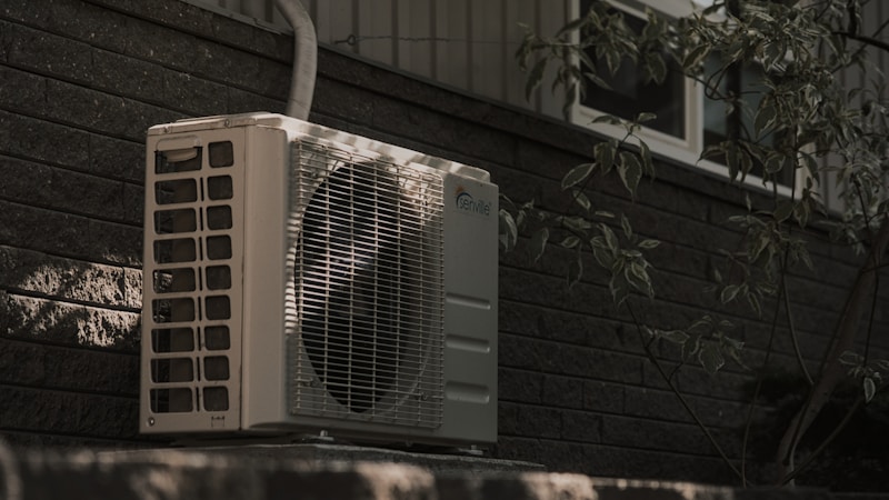 エアコンを強くしても部屋が暑い原因は?すぐ試せる対処法と効かないときの見直しポイント